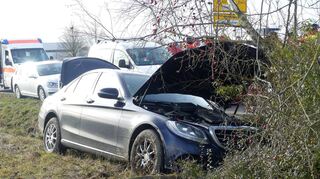 Der Fahrer eines Mercedes starb am Donnerstagnachmittag an der Hollenbacher Umgehungsstraße.