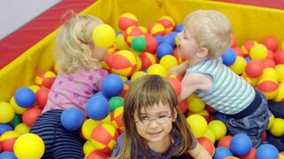 Spielende Kinder.