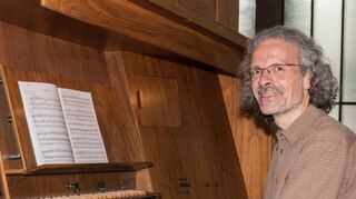 Der Organist Stefan Iseke an seiner Orgel in Düren.