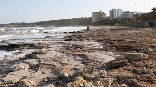 Blick auf den Strand der spanischen Küstengemeinde Cala Millor: Sturmtief „Gloria“ hat einen Großteil des Sandes ins Meer gespült. Übriggeblieben sind Felsen.
