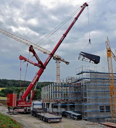 <p>Mit Hilfe dieses 400-Tonnen-Krans werden noch bis heute die einzelnen Teile der Feuerungs- und Kesselanlage für das neue Kraftwerk eingesetzt und sofort verankert. Hierbei ist Millimeterarbeit angesagt.</p>