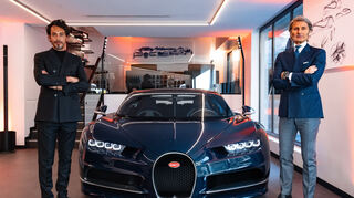 mid Groß-Gerau - Luxusgeschöpfe: Edouard Schumacher (links) und Bugatti-Präsident Stephan Winkelmann im Showroom der Hyper-Sportwagen.