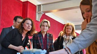 In einer Ausstellung zeigten Schüler des DOG der Wirtschaftsministerin Nicole Hoffmeister-Kraut (Mitte) ihre selbstgebauten Roboter.