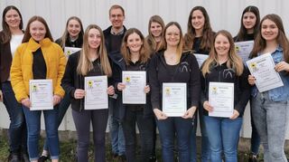 Die Geehrten des Reiterings: (von links) Heidrun Beck, Emma Sprung, Pauline Rupp, Beatrice Karle, Christof Herrmann, Mara Fritz, Michaela Kraus, Corina Apfelbach, Karen Münster, Anna Hoffmann-Lein, Collien Weinlein und Lilly Kreutel.