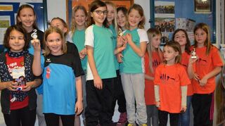 Die Nachwuchssieger der Altersklasse 10 weiblich, Weikersheim (Mitte) holten Gold.