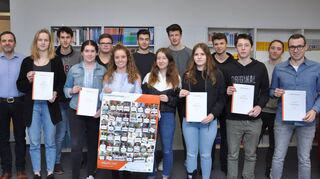 Die Teilnehmer der Arbeitsgemeinschaft „Jugend gründet“ des Matthias-Grünewald-Gymnasiums mit den Lehrern Dietrich Röbbelen (links) und Tommy Rossmann (rechts). In der vorderen Reihe (von links) das erfolgreiche Team mit Mirjam Werner, Sophia Henn, Maja Beuschlein und Linda Hammerich.