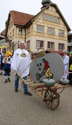 Helmut Greß führt mit dem Stöwwerkarren den Umzug an.