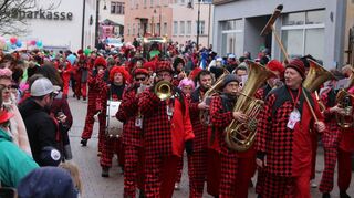 Mit rund 1800 närrischen Teilnehmern in nahezu 60 Zugnummern schlängelte sich der Rosenmontagsumzug durch die Straßen von Mudau.