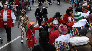 Unter dem Motto „Circus Feurio – Feuerwehr macht Zirkus“ war die Buchener Wehr durch die Stadt unterwegs und zog staunende Blicke auf sich.