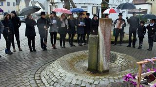 In Königshofen war bei der Geldbeutelwäsche am Aschermittwoch am roten Brunnen nicht nur Trauer angesagt. Die Schnocken verabschiedeten sich mit einer stimmungsvollen Schunkelrunde von der Fasnachtszeit.
