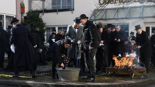 Lautstark haben die Strumpfkappen am Narrenbrunnen in Lauda das Ende der Fasnacht beweint. Mit dem Verbrennen der närrischen Insignien und der Geldbeutelwäsche ist die Kampagne nun Geschichte.