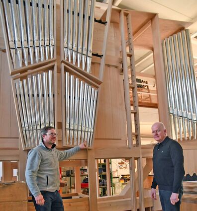Die Orgelbaumeister Johannes D. C. Vleugels (links) und Hans-Georg Vleugels bieten den Besuchern der Orgelkonzerte im Erftaldom in Hardheim die Möglichkeit, an einer Führung „durch die Orgel“ teilzunehmen. Das Bild entstand in der Orgelmanufactur in der „Roten Au“.