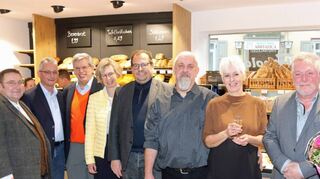 Zur Neueröffnung der Bäckereifiliale Trabold mit integriertem Stadtcafé waren auch Pfarrer Bernhard Metz, stellvertretender Bürgermeister Dr. Thomas Dubowy, Roland und Anja Rüdinger, Architekt Erich Kalis, Rolf und Susanne Trabold, Gerd Stollenberger, Firma Beko und Marianne Vogel gekommen.
