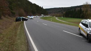 Drei Personen wurden bei einem Unfall auf der B 27 verletzt. Der Sachschaden beläuft sich auf rund 25 000 Euro.