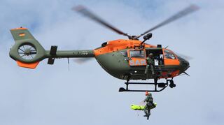 Der neue, hochmoderne SAR-Hubschrauber der Bundeswehr im Übungseinsatz: Von Niederstetten aus wird das SAR-Kommando über dem deutschen Festland an drei Standorten geführt.