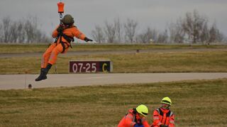 Links: Rettung naht aus der Luft. Mitte: Blick in die bisherigen SAR-Hubschrauber der Bundeswehr vom Typ Bell UH-1D. Der Patient liegt dort quer. Rechts: Der neue, moderne Rettungshubschrauber.