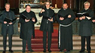 Die Choralschola und Professor Müller-Kranich boten in der Basilika ein beeindruckendes Konzert.