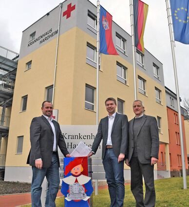 Mit der „Beitritts-Box“ vor dem Krankenhaus: Dank des Engagements der FG „Hordemer Wölf“ wurden 35 neue Mitglieder für den „Freundes- und Förderkreis Krankenhaus Hardheim“ gewonnen. Das Bild zeigt (von links) den FG-Vorsitzenden Michael Grimm, den FG-Präsidenten Daniel Weber sowie Fritz-Peter Schwarz, den Vorsitzenden des Fördervereins.