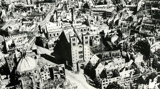 Ein Inferno bot sich nach dem Bombenangriff auf Würzburg am 16. März 1945. Die Stadt lag in Schutt und Asche.