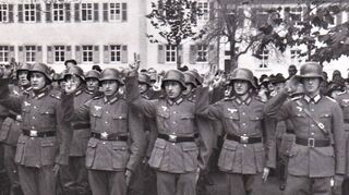Im Deutschen Reich wurde die allgemeine Wehrpflicht offiziell im März 1935 wieder eingeführt; zuvor war die Aufrüstung unter Umgehung des Versailler Vertrages geschehen. Der erste Jahrgang der Rekruten wurde in der Kaserne vereidigt, der zweite und weitere Jahrgänge im Äußeren Schlosshof.