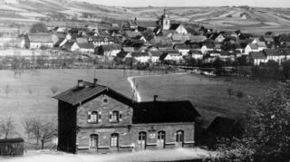 Blick auf Distelhausen: Die Wiese zwischen Bahnhof und Ort wurde zum Nachschubdepot für die Richtung Bad Mergentheim vorrückenden amerikanischen Kampfverbände.