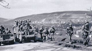 Am 31. März drangen Amerikaner mit Panzern von Westen gegen Bad Mergentheim vor. Diese wurden aber bei Neunkirchen zurückgeschlagen. Erst am 7. April konnten sie, jetzt von Norden kommend, in die vom Militär verlassene Stadt rollen. Über die Kaiserstraße sollten die Soldaten möglichst schnell Crailsheim erreichen.