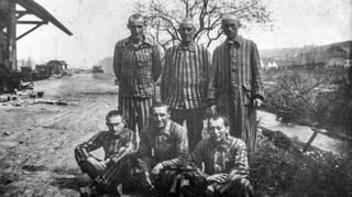 Befreite Häftlinge auf dem Gelände des Bahnhofs Osterburken.