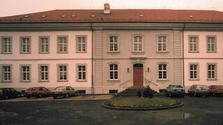 In der Parkanlage des ehemaligen Adelssitzes der Freiherren von Zobel in Messelhausen forschten zum Kriegsende 20 Physiker der Universität Heidelberg nach einer Isolierungsschicht für U-Boote.