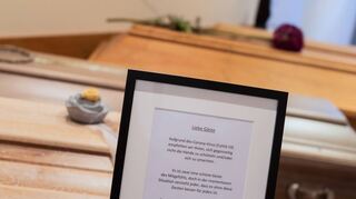 Trauer unter Pandemiebedingungen: Ein Hinweisschild für den Umgang bei Beerdigungen steht in einem Bestattungsinstitut vor mehreren Särgen. Bild: dpa