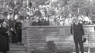 Der Ort Stuppach erlebte am 6. April 1945 eine Katastrophe. Vorwiegend SS-Soldaten hatten sich in der Nacht zuvor in der Nähe des Dorfes verschanzt. Duisburger Schüler wollten diesen Männern Dienste leisten. Amerikaner, die glauben durften, der Ort habe am Tag zuvor kapituliert, erwiderten den Beschuss. Sie feuerten mit Panzern von drei Seiten; 60 Soldaten und neun Schüler starben. Im Oktober 1954 wurde im Beisein vieler Schüler die Gedenkstätte auf dem Stuppacher Friedhof eingeweiht.