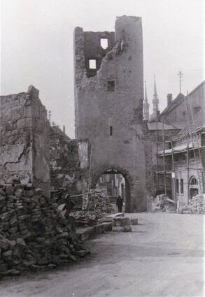 Amerikanisches Geschützfeuer zerstörte am 9. April 1945 die Vorstadt von Weikersheim mitsamt dem Gänsturm. Die Stadtmauer verhinderte ein Übergreifen des Feuers auf die Stadt.