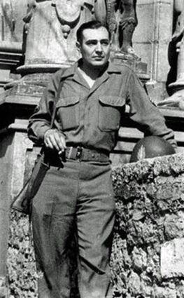 Frank J. Frollo, amerikanischer Soldat der 63. Infanterie Division, ließ sich am Schlosseingang porträtieren.