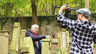 Für den Film über sein Leben drehten Shimon Schwarzschild und sein Großneffe Benjamin auch auf dem jüdischen Friedhof in Wertheim.