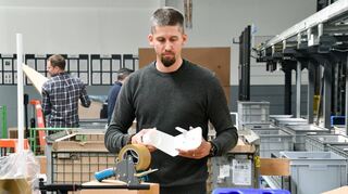 Noch ein prüfender Blick und dann kann das Oberteil des Desinfektionsmittel-Ständers verpackt und gemeinsam mit dem Ständer an den Kunden verschickt werden.