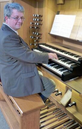 Kirchenmusikdirektor Michael Meuser an der Winterhalter-Orgel.