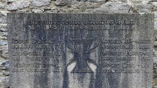 An der Friedhofsmauer in Grünsfeld erinnert ebenfalls ein Grabstein namentlich an sechs weitere deutsche gefallene Soldaten aus verschiedenen Regionen, die Anfang April 1945 gegen Ende des Zweiten Weltkriegs im Gebiet der Stadt Grünsfeld ihr Leben verloren.