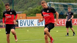 Ab heute wird beim Drittligisten Würzburger Kickers wieder auf dem Platz trainiert – mit Sicherheitsabstand, wie hier zwischen Daniel Hägele (l.) und Sebastian Schuppan.