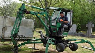 Der Grabaushub ist im Moment das einzige, was für Bestatter Timo Ludwig so ist wie vor Corona. Die Zeremonie am Grab hat sich grundlegend verändert und verlangt von den Angehörigen viel Kraft.