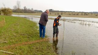 Zum Schutz der Vögel im Naturschutzgebiet „Lappen“ wurden Schutzzäune aufgestellt. Der Landschaftspflegetrupp unterstützte Peter Rückert beim Aufstellen des Schutzzaunes im Naturschutzgebiet „Lappen“.