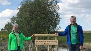 Ortsvorsteherin Christel Erbacher und ihr Stellvertreter Roland Weimer pflanzten an der „Darre“ in Dornberg einen „Baum der Hoffnung“.