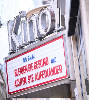 An einem wegen der Corona-Pandemie und den damit verbundenen Auflagen geschlossenen Stuttgarter Kino möchte die Programmtafel Hoffnung machen – das wollen auch Kulturpolitiker aus Bund und Ländern.