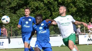 In der Liga hatte der FV Lauda (blaue Trikots) die Nase vor dem TSV Oberwittstadt (rechts Andreas Beckmann). Bei einem Aufstiegsverzicht des FV könnte allerdings der TSV den Gang in die Verbandsliga antreten.