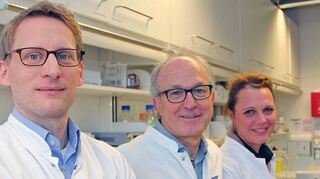 Kompetentes Trio: Professor Dr. Gerd Fätkenheuer (Mitte) zusammen mit Professor Dr. Florian Klein, Direktor des Institutes für Virologie an der Uniklinik Köln und weltweit anerkannter Forscher auf dem Gebiet der Immuntherapie von Infektionskrankheiten, sowie Professor Dr. Clara Lehmann, Oberärztin an der Klinik I für Innere Medizin der Uniklinik Köln und eine enge Mitarbeiterin.