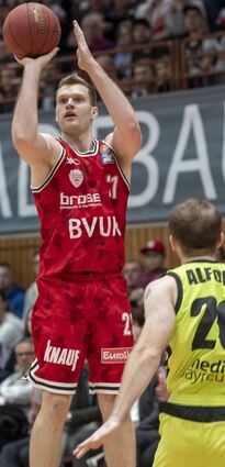 So mochten die Fans von s. Oliver Würzburg „ihren“ Florian Koch. Ob er in der kommenden Saison auch für Würzburg spielen wird, ist indes ungewiss.