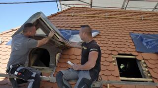 Die Arbeiten zur Sanierung des Bettendorffschen Schlosses in Gissigheim gehen gut voran. Das Bild zeigt die Experten bei der Wiederherstellung der Dachgauben. Wo es möglich ist, werden die originalen Bauteile erhalten.