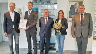 Geschäftsführer Philipp Zippe freute sich über die Glückwünsche von OB Herrera Torrez gemeinsam mit Aufsichtsrat Bernd-Holger Zippe, Gesellschafterin Katharina  und Geschäftsführer Günther  (von links).