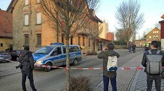 24. Januar 2020, Bahnhofstraße in Rot am See: Die Polizei sichert im „Deutschen Kaiser“ Spuren, Journalisten warten auf Fotomotive.