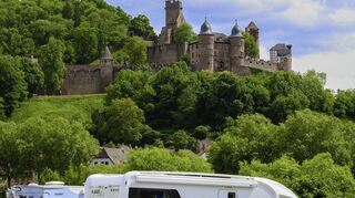Wohnmobilisten auf dem Stellplatz in Kreuzwertheim mit dem Blick zur Wertheimer Burg.