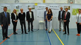 Die zahlreichen Ehrengäste und natürlich das erfolgreiche Architektenbüro freuten sich über die Entscheidung des Preisgerichts. In der Ausstellungseröffnung wurden auch die weiteren Preisträger und Anerkennungen begutachtet.