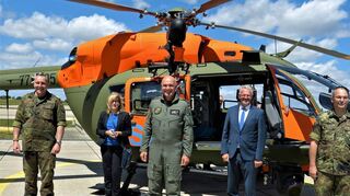 Zur Übergabefeier in der Niederstettener Hermann Köhl-Kaserne kamen auch die Bundestagsabgeordneten Nina Warken (Zweite von links) und Alois Gerig (Zweiter von rechts). Ganz links Vizeadmiral Carsten Stawitzki vom Bundesministerium der Verteidigung, in der Mitte Regimentskommandeur Oberst Peter Göhringer, rechts der Inspekteur des Heeres, Generalleutnant Alfons Mais.